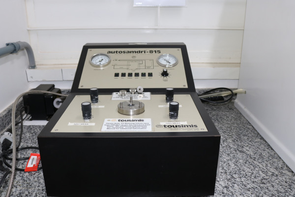 Sistema de secagem de amostras pelo ponto crítico de CO2, Autosamdri®, 815, Series A, com um porta-amostra de 4 cavidades cilíndricas.JPG